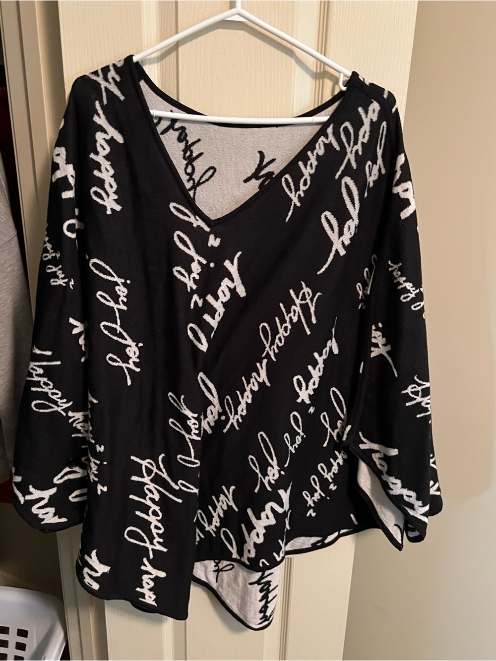 Melissa McCarthy Seven7 Black V‑Neck Script Print poncho